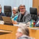 Im Ratssaal im Dortmunder Rathaus sitzt Oberbürgermeister Thomas Westphal