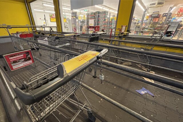 Einzelne Einkaufswagen vor dem Netto-Markt in Dortmund-Mengede.