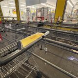Einzelne Einkaufswagen vor dem Netto-Markt in Dortmund-Mengede.