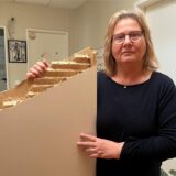 Die Leiterin der Kita Pippi Langstrumpf, Cornelia Neesen, hält die durchgebrochene Bürotür in den Armen.