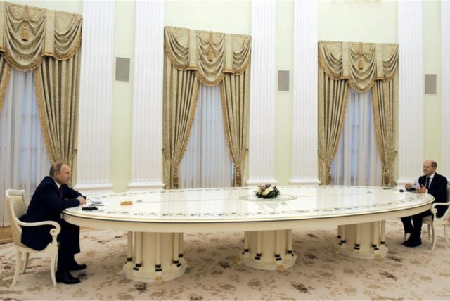 Russlands Präsident Wladimir Putin (l) und Bundeskanzler Olaf Scholz (SPD) sind zu einem Treffen im Kreml zusammengekommen.