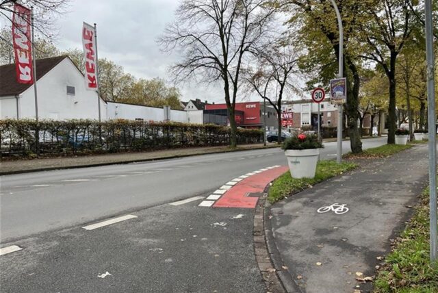 Ein Fahrrad-Piktogramm an der Hafenstraße in Datteln.