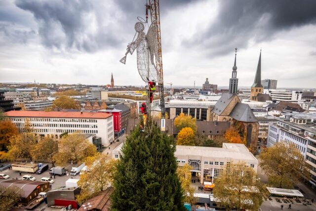 Der Engel wird auf den Dortmunder Weihnachtsbaum gesetzt.