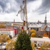 Der Engel wird auf den Dortmunder Weihnachtsbaum gesetzt.