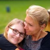 Anja Dausch hält ihre Tochter Joline im Arm.
