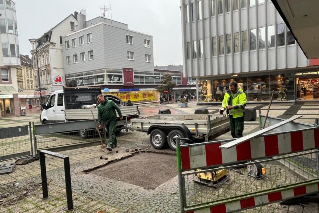 Ein Baum mitsamt Baumscheibe weichen auf dem Lambertusplatz für einen Feuerwehraufstellplatz.