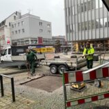 Ein Baum mitsamt Baumscheibe weichen auf dem Lambertusplatz für einen Feuerwehraufstellplatz.