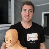 Erste Hilfe kann jeder leisten! Tipps wie es richtig geht, hat Feuerwehrmann Dennis Böddeker.