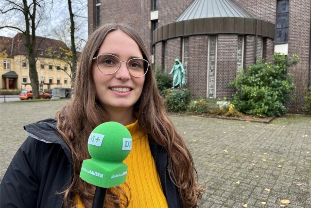 Lara Teschers mit DM-Mikrofon vor der St.-Josef-Kirche
