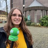 Lara Teschers mit DM-Mikrofon vor der St.-Josef-Kirche