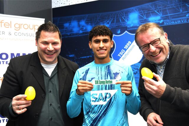 Ayoube Echghouyab (Mitte), beim vergangenen Mitternachtscup der DJK Spvg. Herten zum besten Spieler des Turniers gewählt und mittlerweile bei der TSG Hoffenheim unter Vertrag, nahm die Auslosung zum kommenden 17. Mitternachtscup der DJK Spvgg. Herten vor. Mit ihm freuen sich Thorsten Gringel (links), Fußball-Abteilungsleiter der DJK Spvgg. und „Erfinder“ des Mitternachtscup, und Sportredakteur Thomas Braucks.