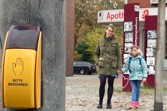 Stefanie Schwirske hält ihre Tochter Romy (7) an der Hand. Sie stehen an einer ausgeschalteten Fußgänger-Ampel in Herten-Langenbochum.