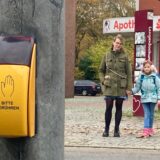 Stefanie Schwirske hält ihre Tochter Romy (7) an der Hand. Sie stehen an einer ausgeschalteten Fußgänger-Ampel in Herten-Langenbochum.