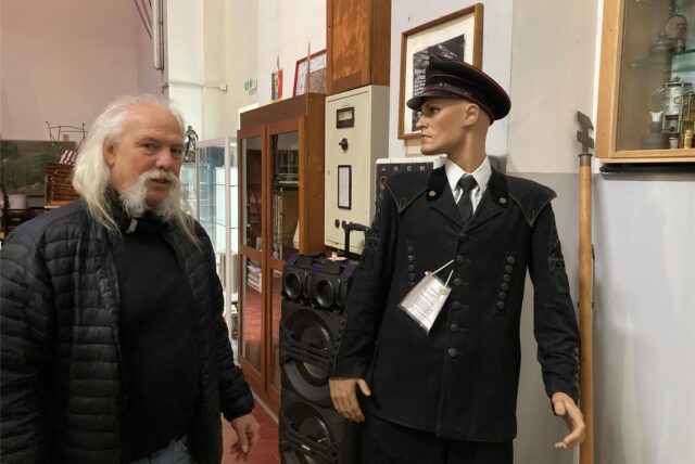 Erzschachtfreund Michael Heyder zeigt im Bergbaumuseum eine Bergmannsuniform für feierliche Anlässe wie etwa Bergparaden.
