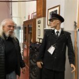Erzschachtfreund Michael Heyder zeigt im Bergbaumuseum eine Bergmannsuniform für feierliche Anlässe wie etwa Bergparaden.
