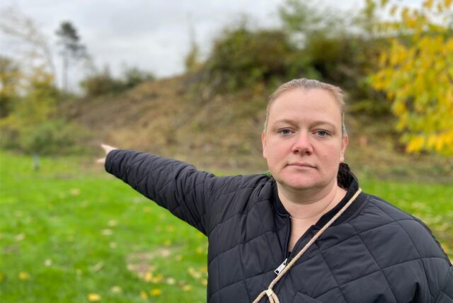 Annika Polaszek aus Aplerbeck-Lichtendorf zeigt auf den gerodeten Hang.