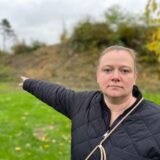 Annika Polaszek aus Aplerbeck-Lichtendorf zeigt auf den gerodeten Hang.