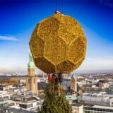 Eine Montage. Links: eine goldene Kugel auf dem Dortmunder Weihnachtsmarkt. Rechts: Schausteller-Chef Patrick Arens.
