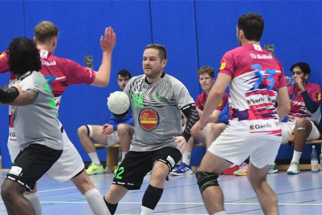 Björn Wieser (am Ball) fuhr mit der HSG Rauxel-Schwerin gegen TV Gladbeck den ersten Sieg ein.