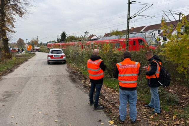Mitarbeiter vom Notfallmanagement der Deutschen Bahn waren am Samstagmorgen an den Bahngleisen in Haltern im Einsatz.