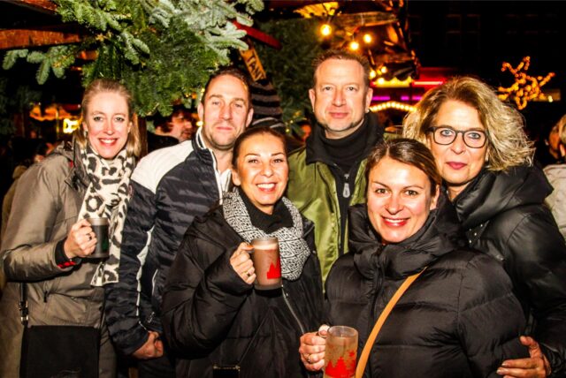 Viele gut gelaunte Besucher und Besucherinnen ließen sich im frisch eröffneten Castrop-Rauxeler Weihnachtsdorf die ersten Heißgetränke schmecken.