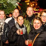 Viele gut gelaunte Besucher und Besucherinnen ließen sich im frisch eröffneten Castrop-Rauxeler Weihnachtsdorf die ersten Heißgetränke schmecken.