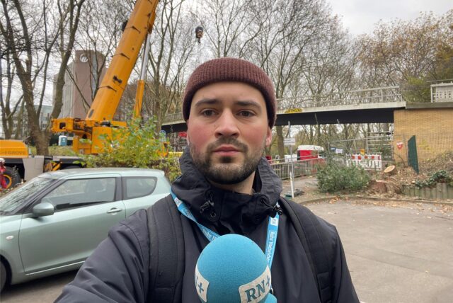 RN-Reporter Lukas Wittland steht neben einer Brückenbaustelle an der B1 in Dortmund.