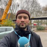 RN-Reporter Lukas Wittland steht neben einer Brückenbaustelle an der B1 in Dortmund.