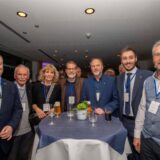 Männer stehen an einem Tisch