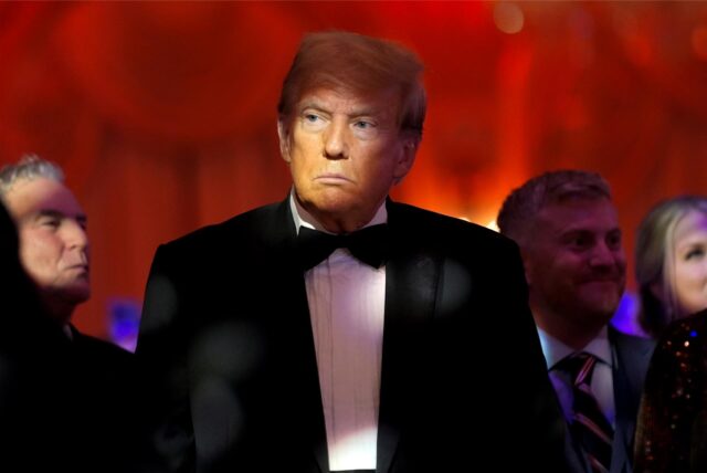 Der designierte US-Präsident Donald Trump hört während einer Gala des America First Policy Institute in seinem Anwesen Mar-a-Lago zu.