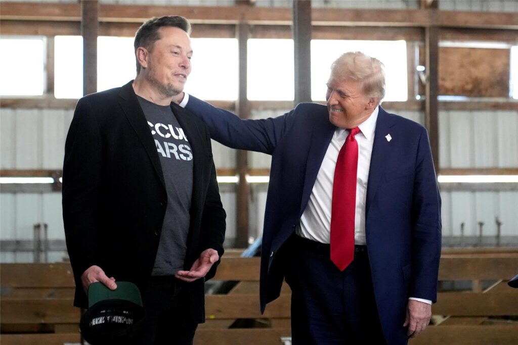 Elon Musk, CEO von Tesla und SpaceX, und der republikanische Präsidentschaftskandidat und ehemalige US-Präsident Donald Trump nehmen an einer Wahlkampfveranstaltung bei der Butler Farm Show teil. (Archivbild)