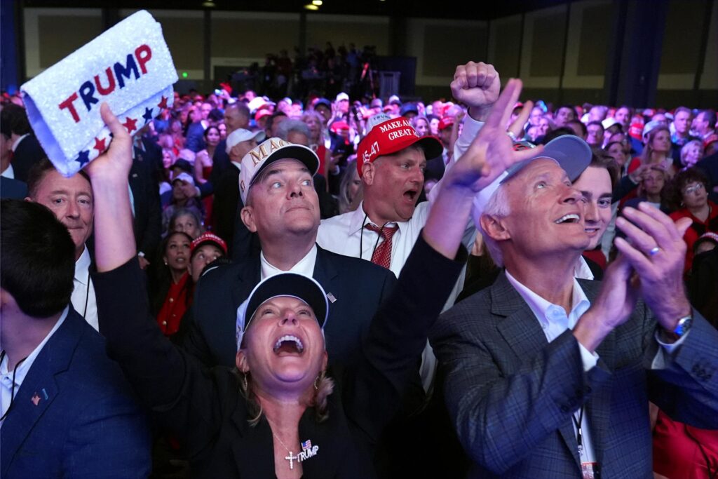 Unterstützer reagieren auf erste Ergebnisse bei einer Wahlkampfparty für den republikanischen Präsidentschaftskandidaten und ehemaligen Präsidenten Donald Trump.