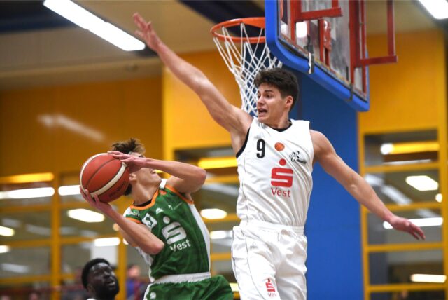 Basketball 16. November 2024, Rosa-Parks-Schule, Regionalliga West, Hertener Löwen – BG Dorsten 77:64. David Ewald hat hier ganz klar die Oberhand vor Dorstens Juri Glavovic.