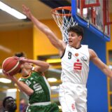 Basketball 16. November 2024, Rosa-Parks-Schule, Regionalliga West, Hertener Löwen – BG Dorsten 77:64. David Ewald hat hier ganz klar die Oberhand vor Dorstens Juri Glavovic.