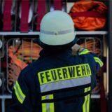 Ein Feuerwehrmann nimmt Ausrüstung aus einem Einsatzfahrzeug.