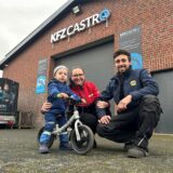 Diego, Charlotte und Marwin Castro vor der neuen Werkstatt im Dorstener Stadtteil Wulfen