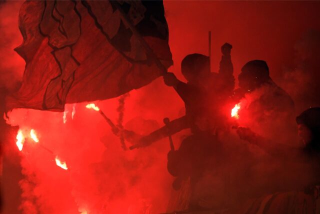 Fußballfans zünden Pyrotechnik an.