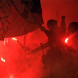 Fußballfans zünden Pyrotechnik an.