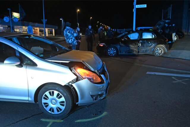 Zwei Fahrzeuge stießen am Samstagabend im Dorstener Stadtteil Lembeck zusammen.