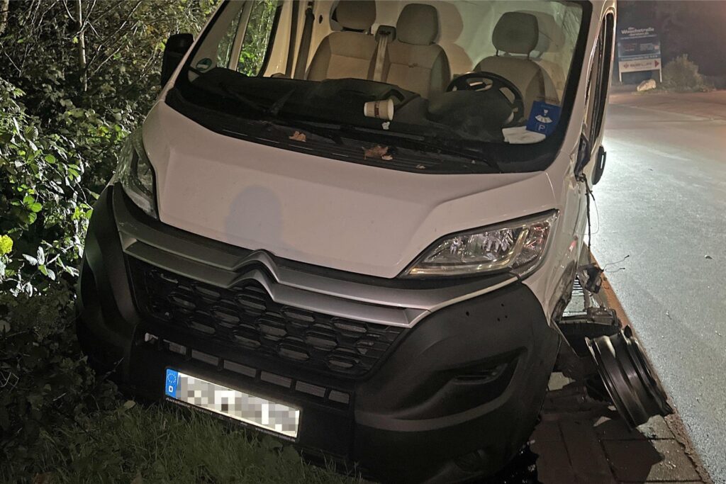 Die Achse des Transporters wurde durch den Zusammenprall stark beschädigt. Die Achse des Transporters wurde durch den Zusammenprall stark beschädigt.