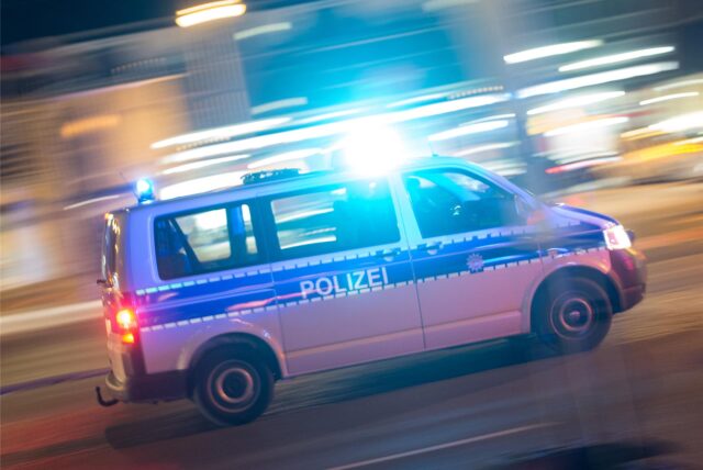 Ein Fahrzeug der Polizei fährt mit Blaulicht.
