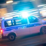 Ein Fahrzeug der Polizei fährt mit Blaulicht.