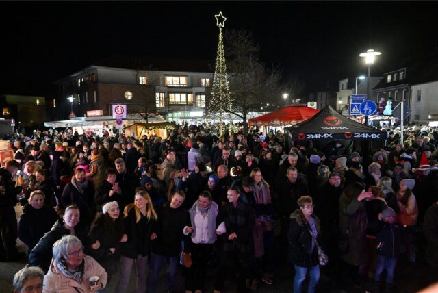 Menschen auf dem Weihnachtsmarkt in Polsum 2023.