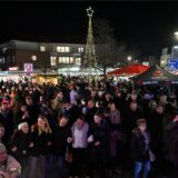 Menschen auf dem Weihnachtsmarkt in Polsum 2023.