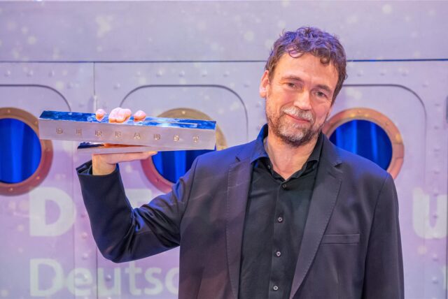 Regisseur Ingo Kerkhof mit dem „Faust“-Preis für die beste Inszenierung, „Fin de Partie“ im Dortmunder Opernhaus.