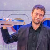 Regisseur Ingo Kerkhof mit dem „Faust“-Preis für die beste Inszenierung, „Fin de Partie“ im Dortmunder Opernhaus.