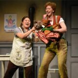 Hänsel (Lina Hoffmann, r.) und Gretel (Heejin Kim) scheinen tatsächlich dem Märchen entsprungen.