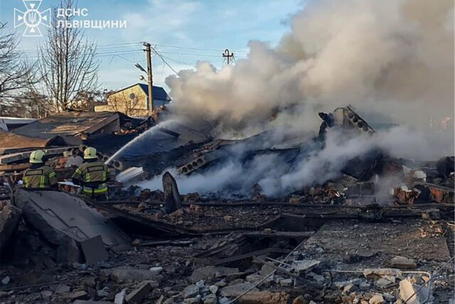 Auf diesem vom ukrainischen Katastrophenschutz zur Verfügung gestellten Foto arbeiten Rettungskräfte daran, einen Brand nach einem russischen Raketenangriff zu löschen.