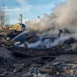 Auf diesem vom ukrainischen Katastrophenschutz zur Verfügung gestellten Foto arbeiten Rettungskräfte daran, einen Brand nach einem russischen Raketenangriff zu löschen.
