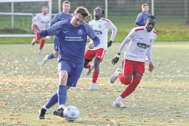 Langenbochums Abwehrspieler Stephen Fanenstich erläuft einen Ball im Spiel gegen SF Wanne-Eickel.